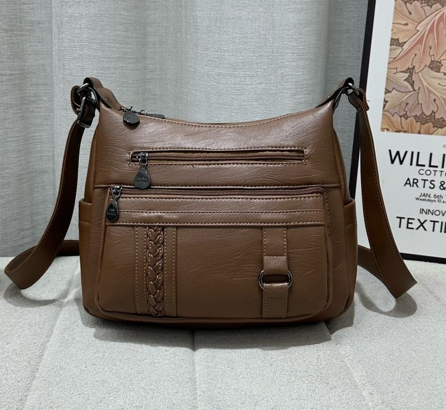 Classic Brown Crossbody Bag - Everyday Style and Practical Functionality